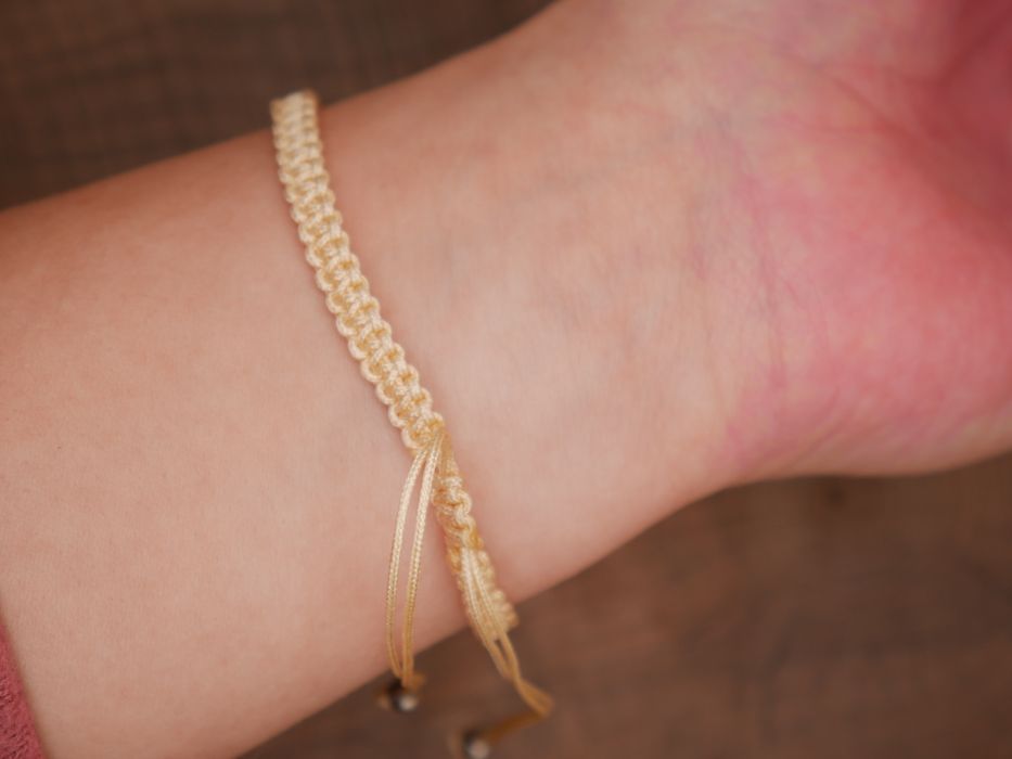 Beżowa bransoletka sowa makrama handmade rękodzieło