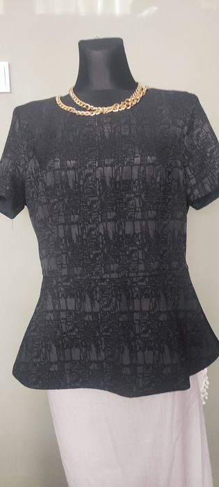 Elegancka czarna bluzka o ciekawej fakturze materiału  Betty Jackson