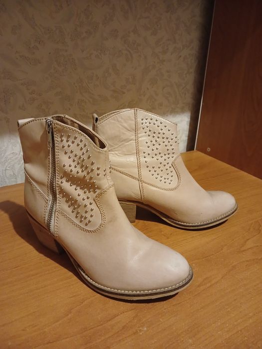 Жіночі черевики.