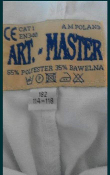 Białe spodnie zapinane