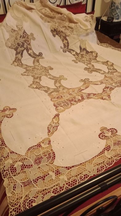 Toalha de mesa em linho bordado veneziano