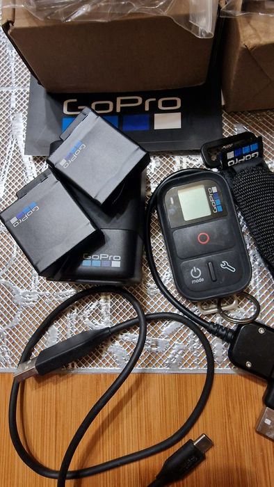 Екшн - камера GoPro Hero 5  отличное состояние , аксессуары.
