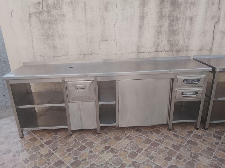 Bancada em inox com gavetas ,2 portas preparada para máquina de café