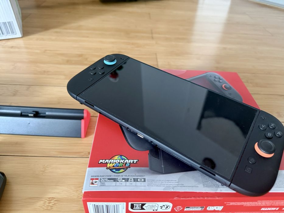 Nintendo Switch + pad + dodatkowy dock + etui