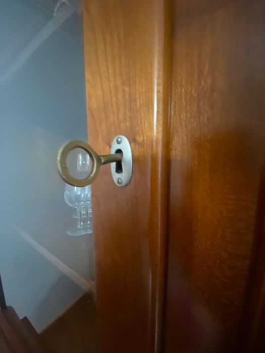 Aparador vitrine em madeira – excelente estado