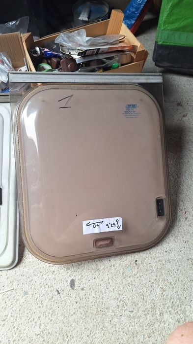 Szyba okno przyczepy kempingowej