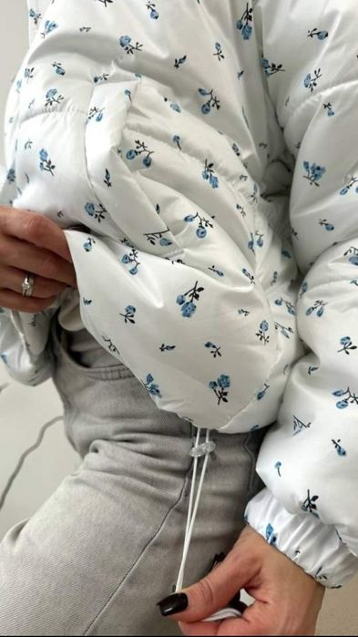 Куртка жіноча, сучасна з ніжним принтом