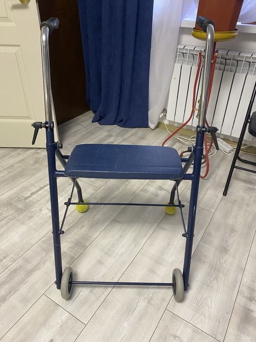 Ходунки для пересування людей з внвалідністю