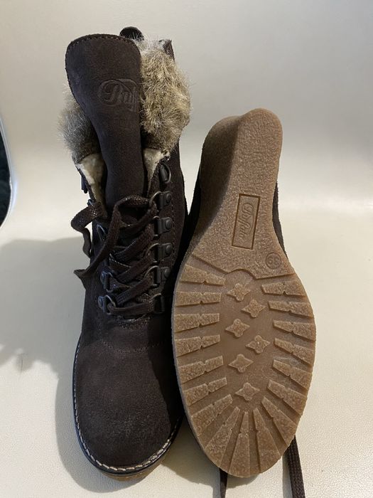Botas de inverno novas, ainda por usar, da Buffalo London em camurça castanha com um forro de pele sintética e um salto cunha. Tamanho 39