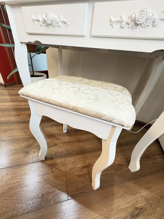 Toaletka biała ze swiatłem led