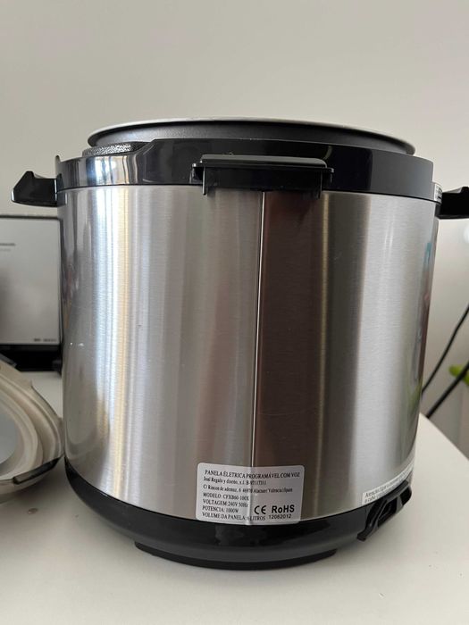 Panela elétrica programável, 6 litros, como nova, com livro de receitas