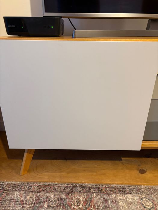 Komoda z jasnego drewna na nozkach szare fronty wymiary  127 x70 cm