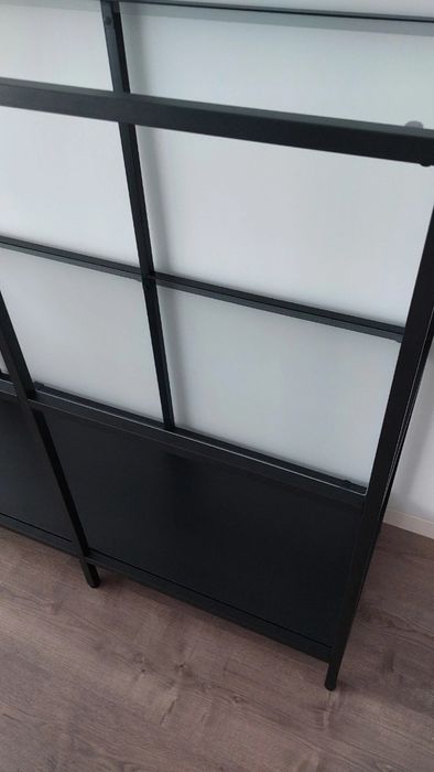 Estante preta com vidro ikea
