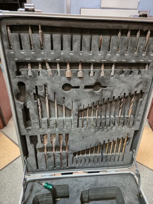 Walizka metalowa Hitachi