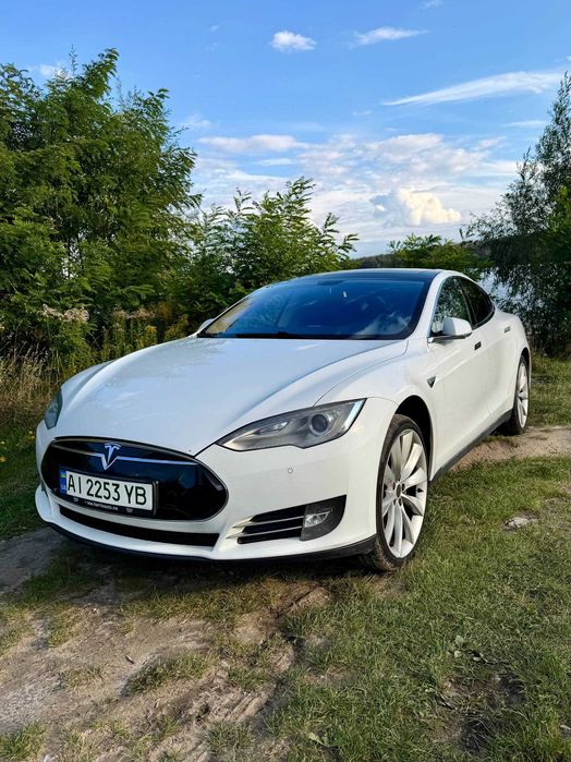 Tesla Model S 85 • 2014 • 212 тис. км • пневмопідвіска