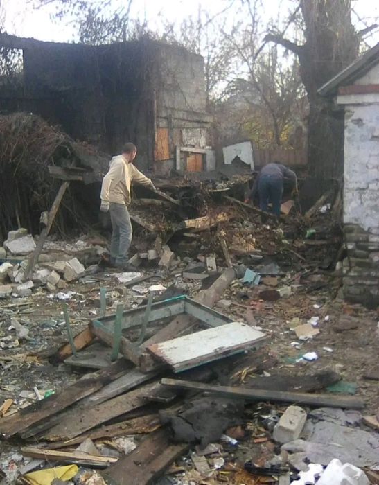-прибирання території 
-Косіння трави 
-Спил дерев
- демонтаж 
- земел