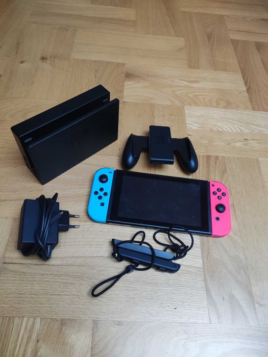 Konsola Nintendo Switch V1 + Etui Ochronne