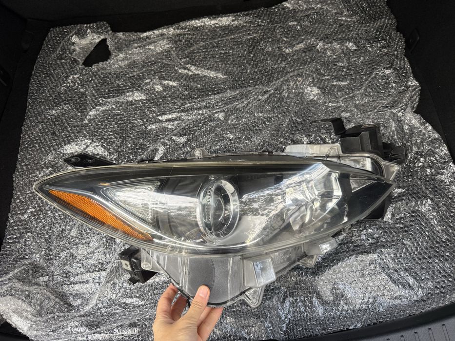 Права фара на Mazda 3 2013-2016 рік, ідеальний стан