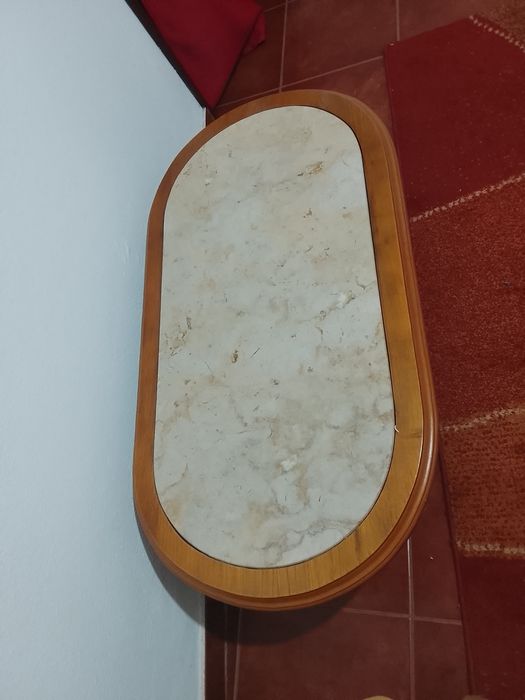 Mesa de centro em madeira com tampo de pedra mármore