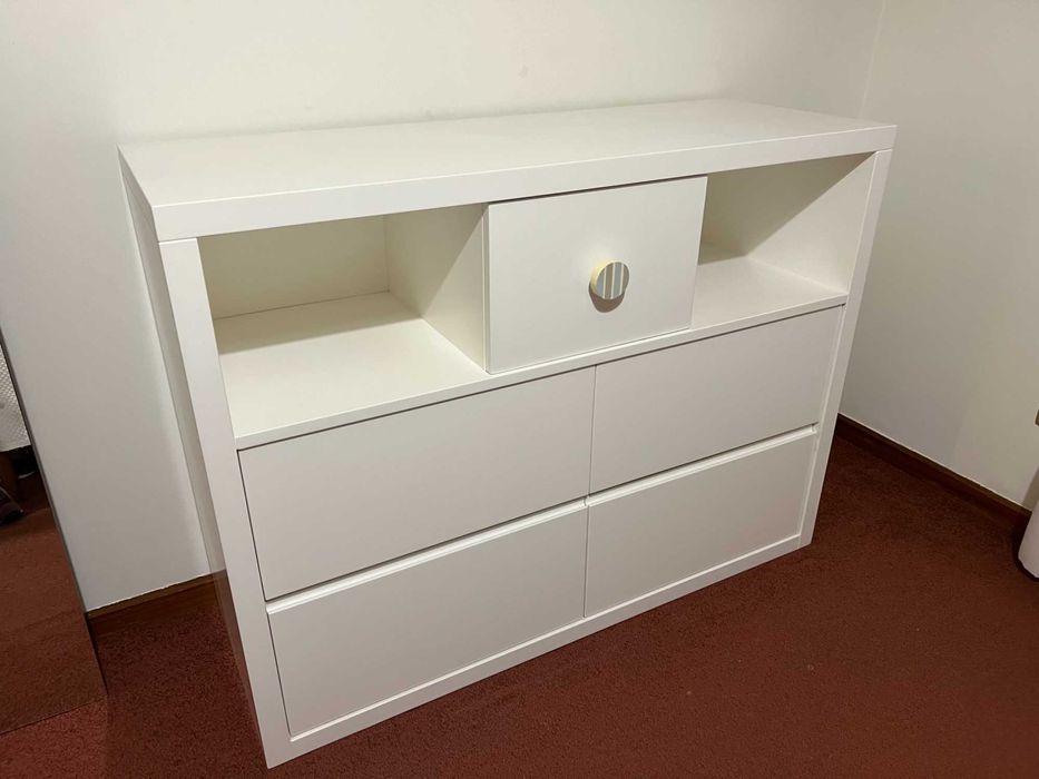 Cómoda para quarto de criança em madeira maciça lacada em branco