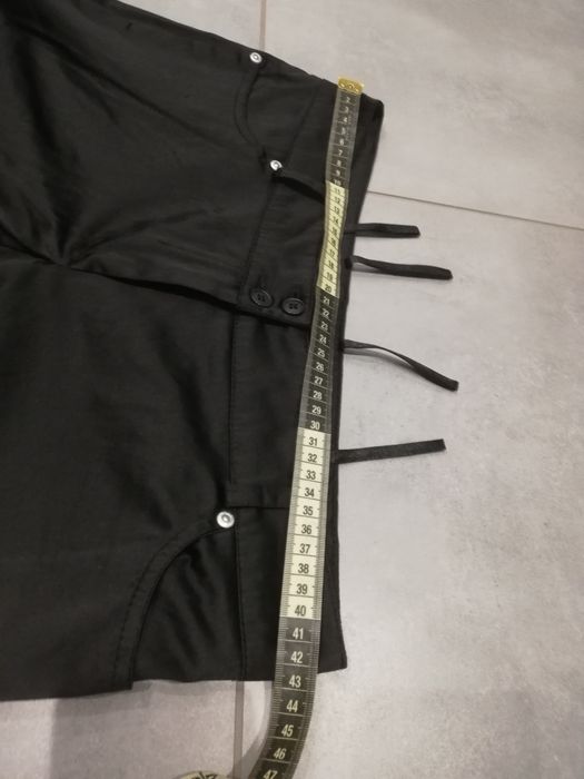 R. 42 czarne satynowe spodnie do kolan spodenki