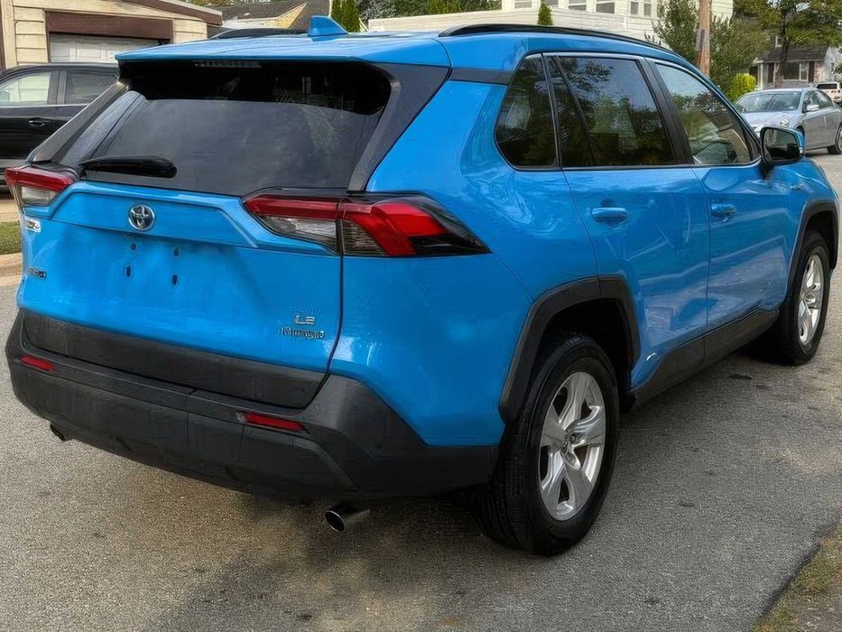 Toyota RAV4 Hybrid XLE Premium      2023