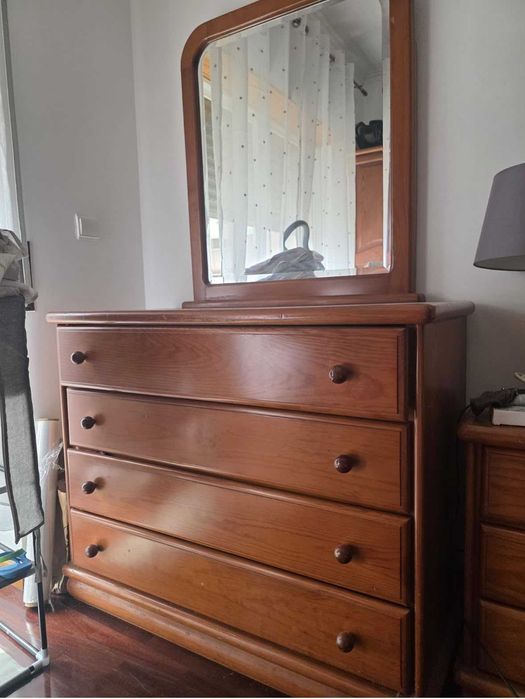 Mobiliário de quarto (cama, mesas de cabeceira e cómoda)