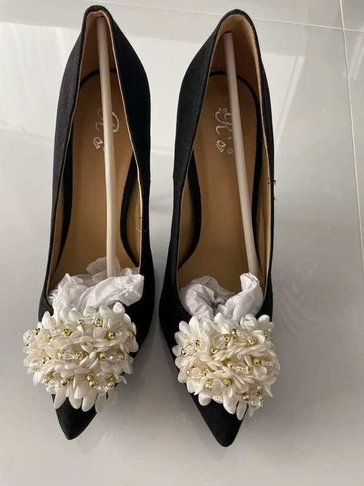 Czarne szpilki z kwiatkiem rozmiar 38