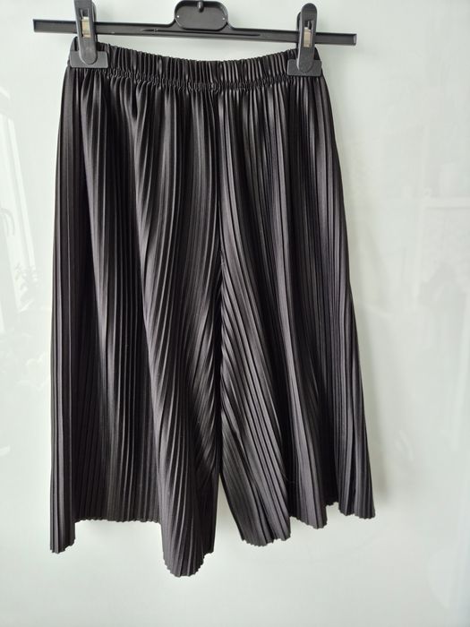 Plisowane spodnie kuloty Reserved 140 używane czarne