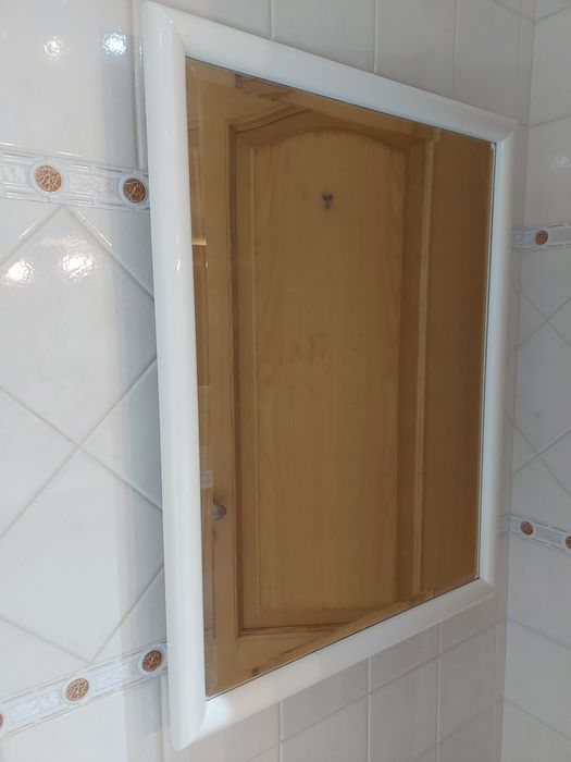 Espelho biselado com moldura lacada