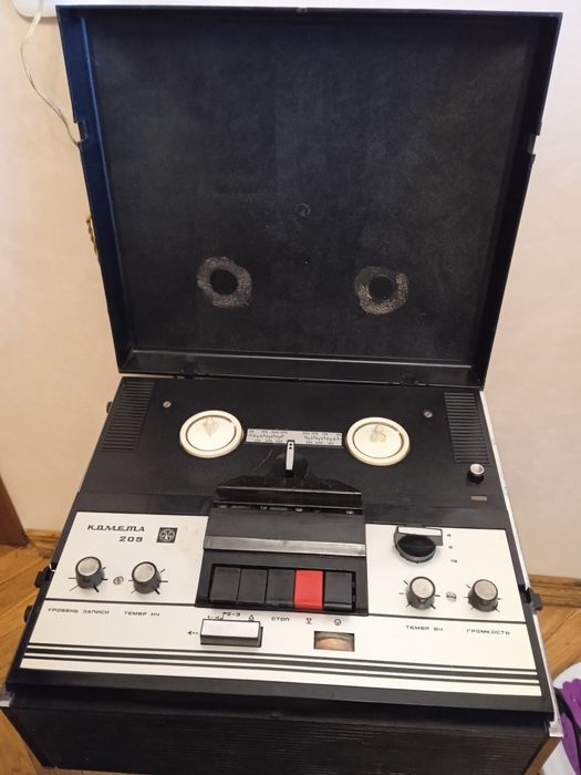 Магнітофон Комета 209 в робочому стані.