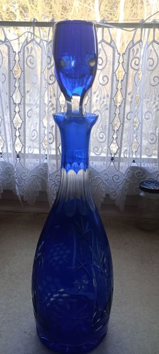 Piękna ogromną kobaltowa karafka kryształowa