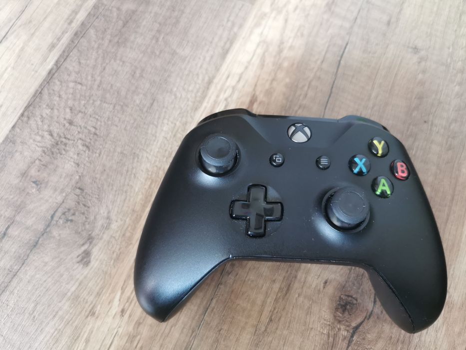 Xbox one x 1 TB +pad