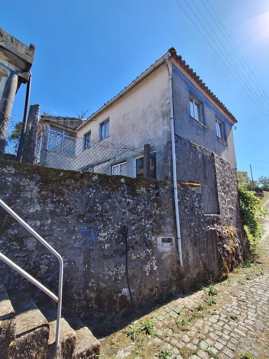 2 Moradias (T2 + T3) para venda em Cambra, Vouzela