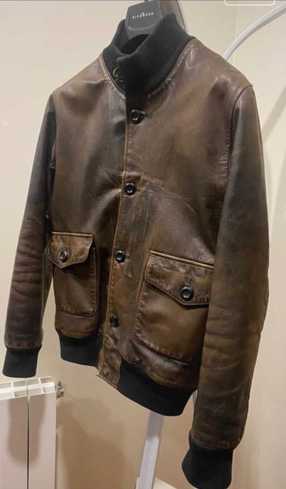 Blusão estilo motard em couro castanho espesso