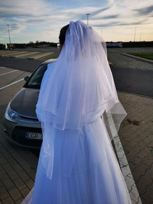 suknia ślubna z welonem
