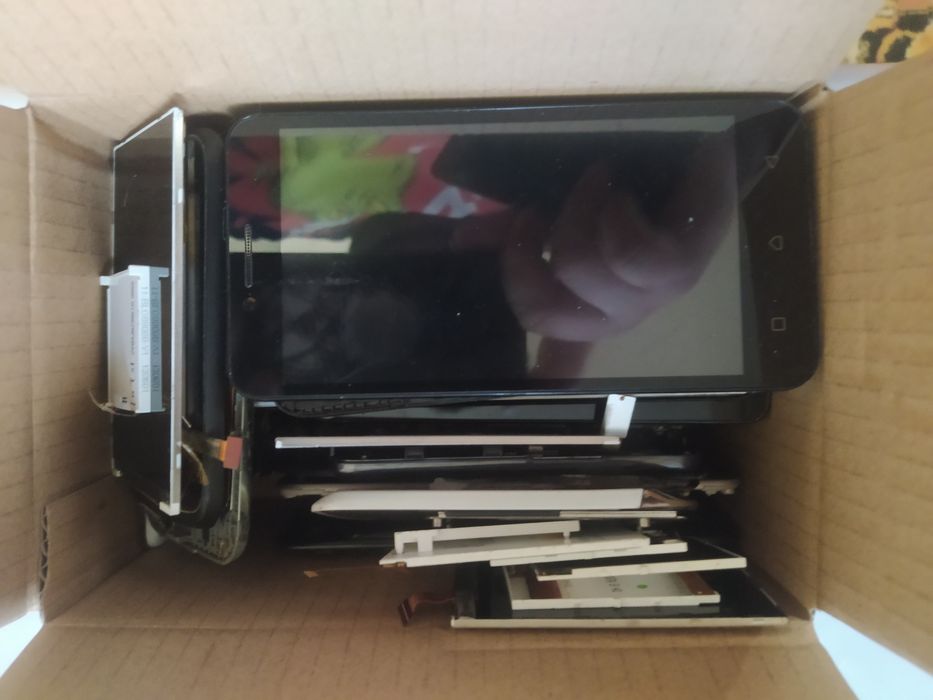 Дисплеи с телефона и планшеты  одним лотом