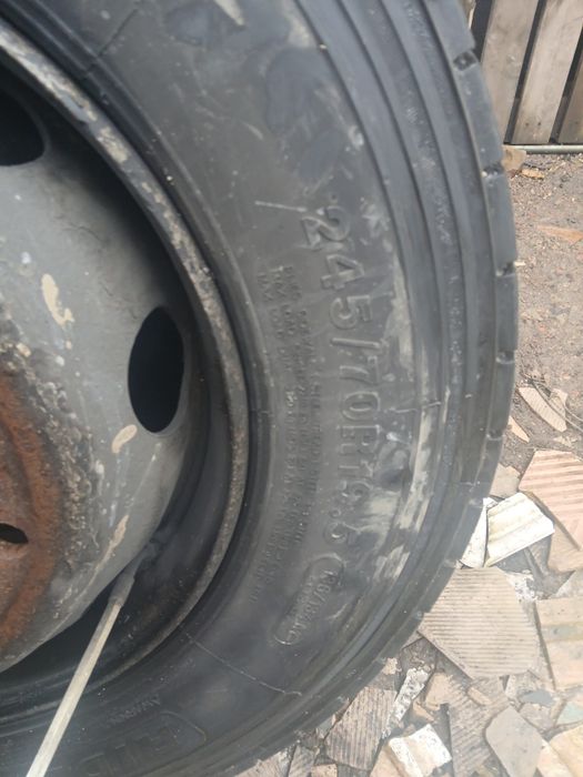 Opony 245/70/19,5 90%  Bieżnika
