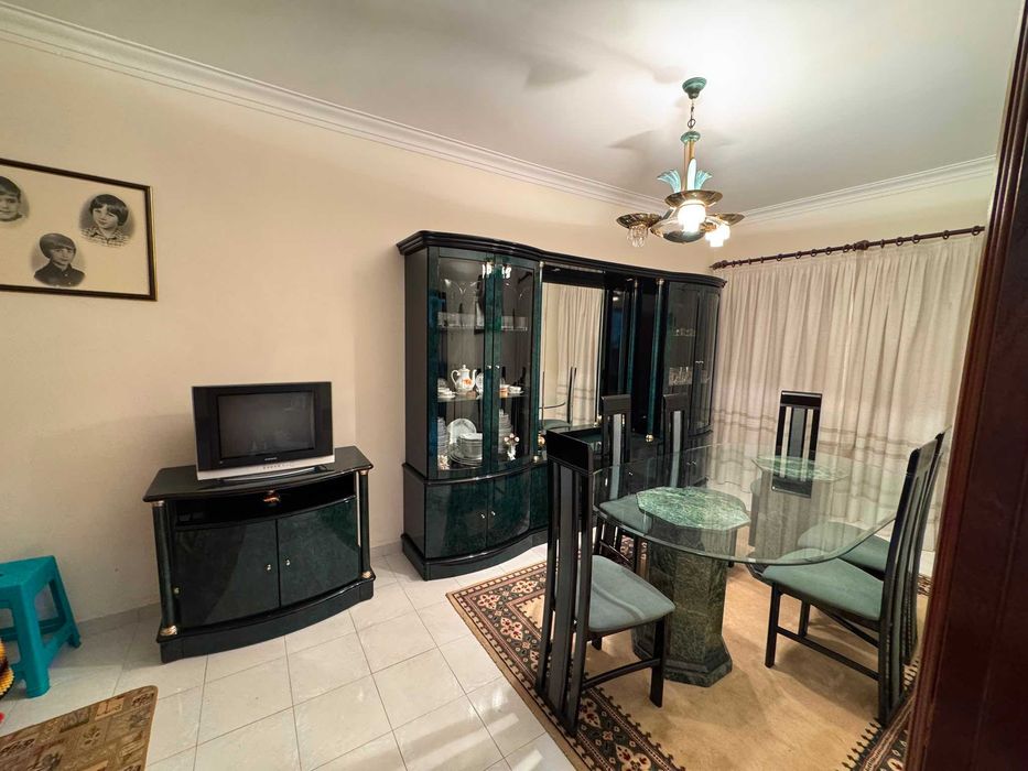 Conjunto Sala de Jantar Completo | Mesa Pedra e Vidro + 6 Cadeiras + Cristaleira + Móvel TV + Candeeiro