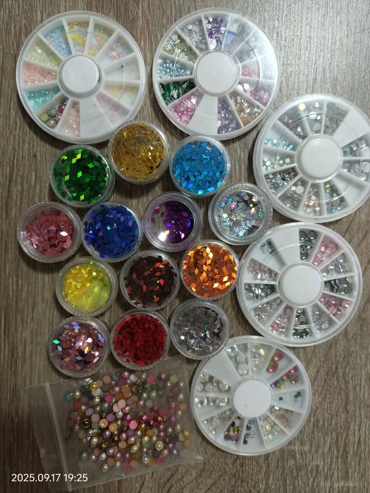 Стрази, глітер, гель -лак, фольга