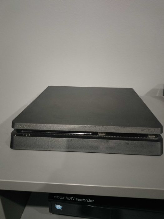 PlayStation 4 slim+ 2 pady i 9 gier