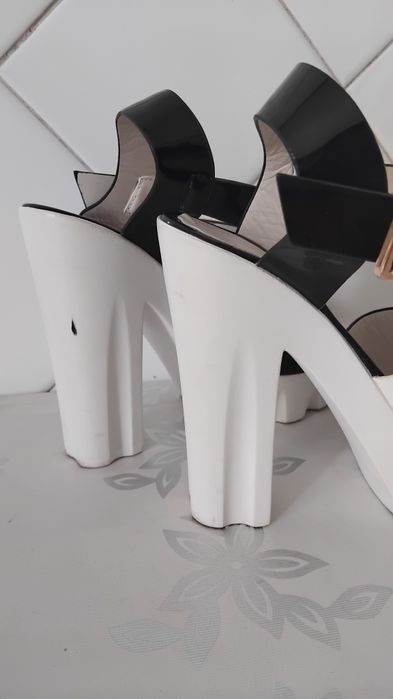 Женские босоножки