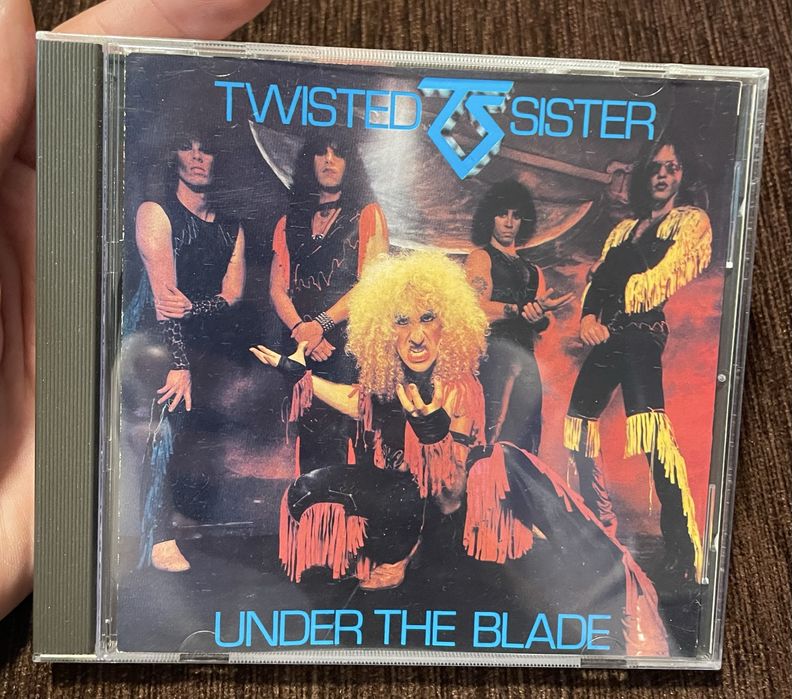 Twisted Sister – Under The Blade