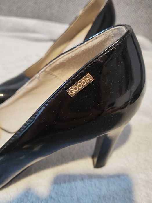 Klasyczne czarne szpilki damskie