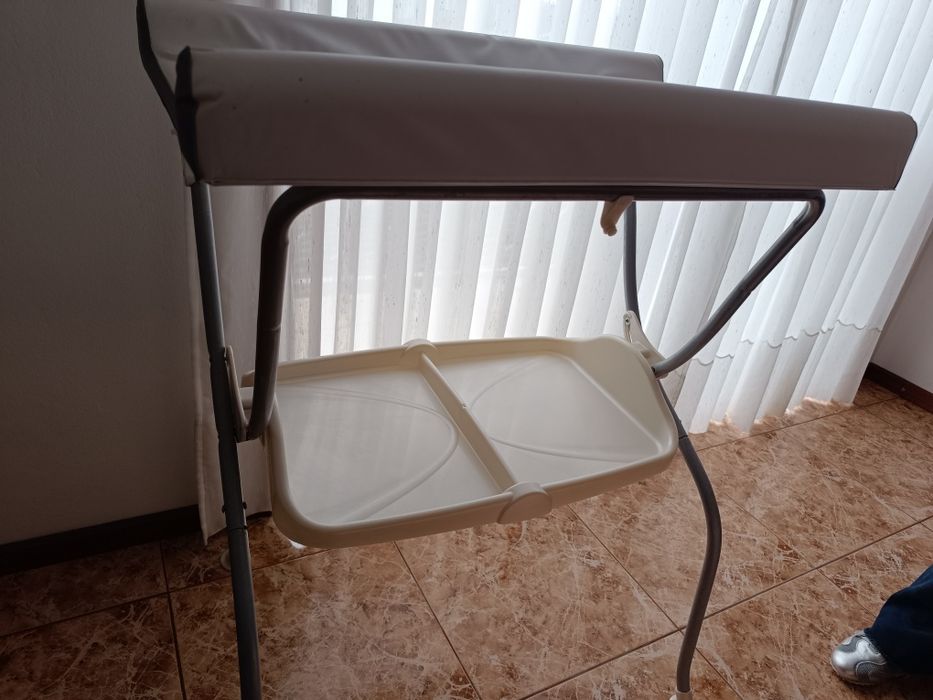 Banheira e muda de fraldas bebê