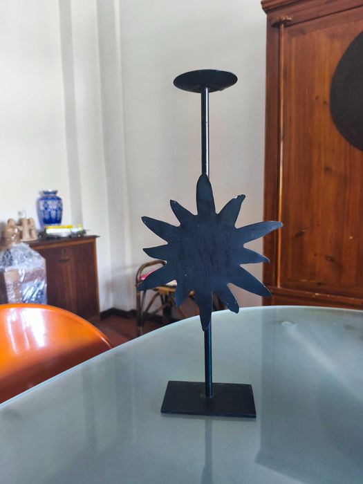 Castiçal em ferro, com sol