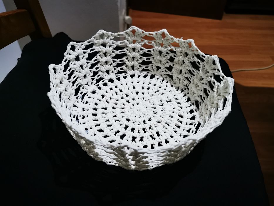 Cesta em croché endurecido