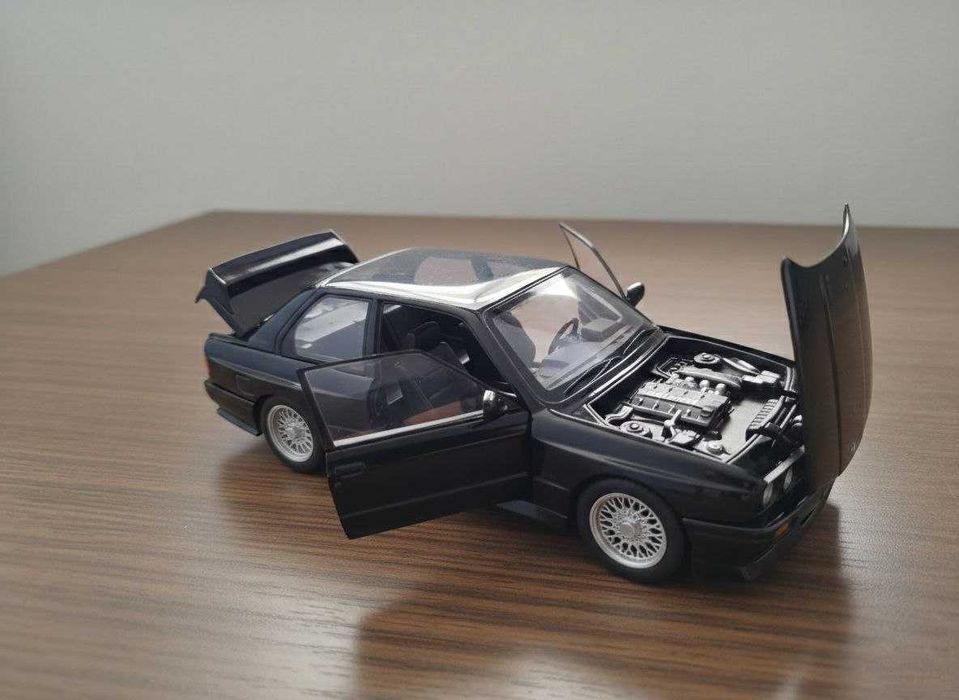 Колекційна іграшкова металева модель BMW M3 E30 1:24 з підставкою