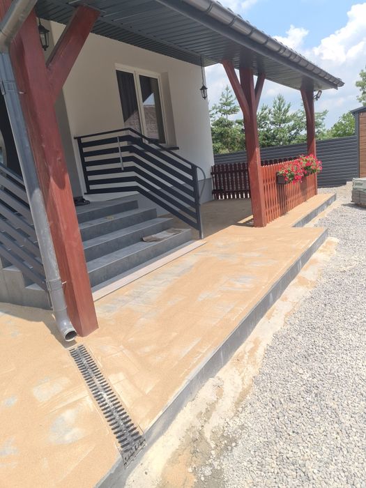 Układanie kostki brukowej opaski chodniki tarasy