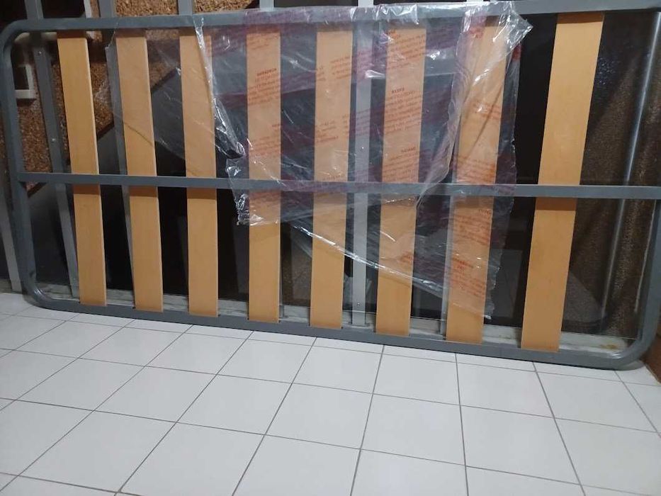 Estrado, Cama e Mesa de cabeceira em muito bom estado 40€ Seixal